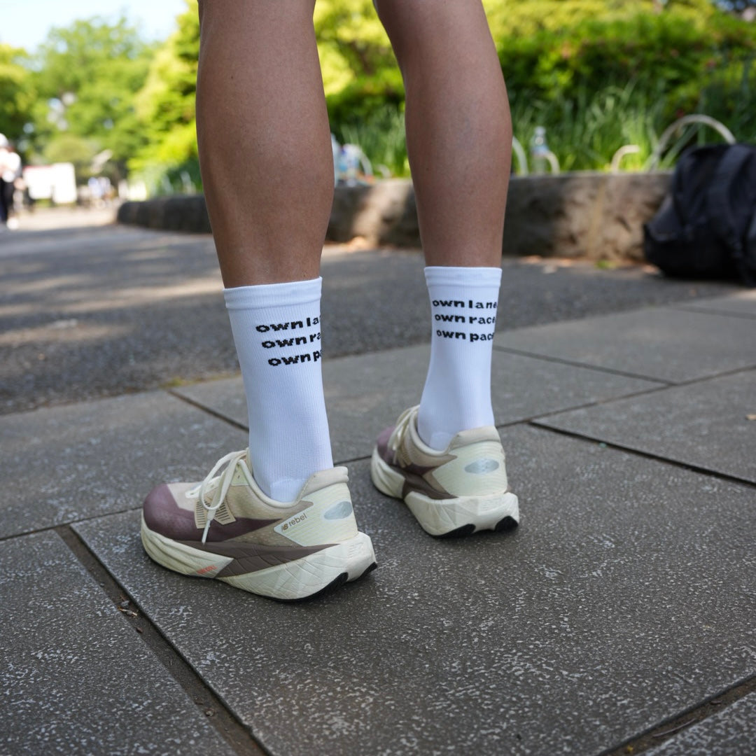 OWN WHITE−RUNNING SOCKS