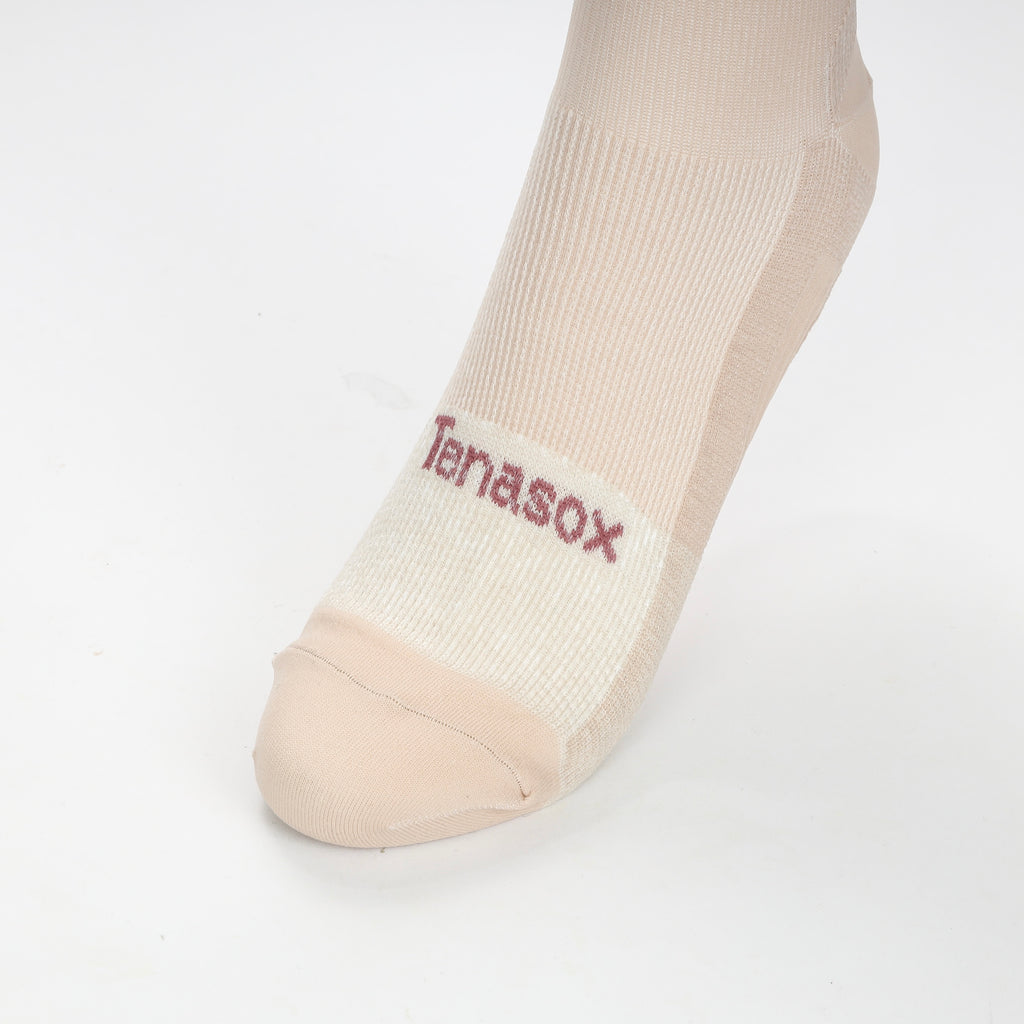 DULL RED−RUNNING SOCKS